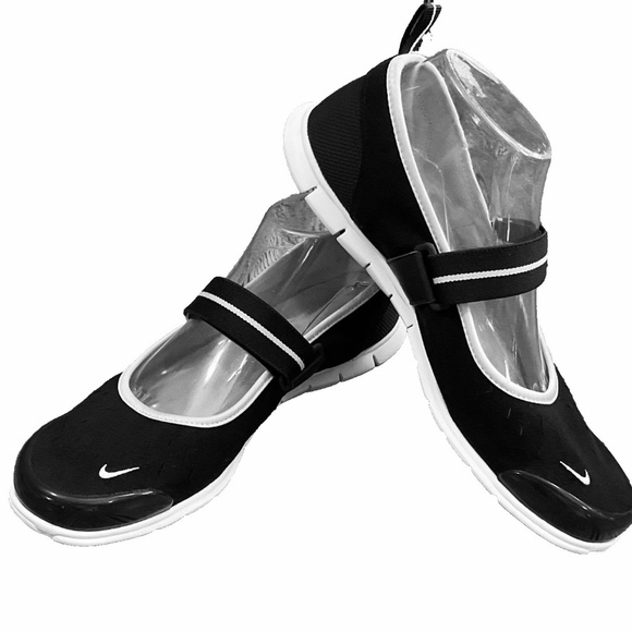 Nike NWT Mary Jane Size 6 Black Sneakers Shoes - Picture 9 of 9